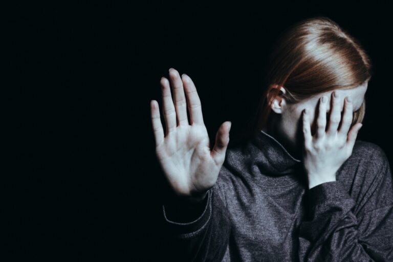 相手の心の傷を利用して自分自身を守ろうとする被害者ぶる人の心理：相手の怒りやトラウマを搾取することの意味